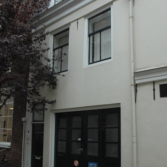 Bescheiden huis, bestaande uit een voorhuis met twee bouwlagen en een kap, en een jongere aanbouw