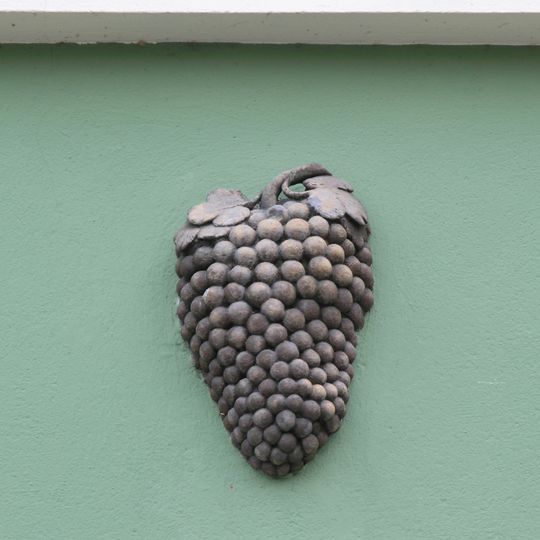 U zlatého hroznu, Valdštejnovo náměstí 6