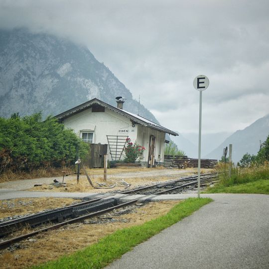 Stationsgebäude und Toilettenhäuschen Eben