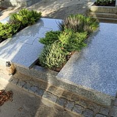 Trzy mogiły zbiorowe żołnierzy z II wojny światowej na cmentarzu parafialnym w Strzeleczkach