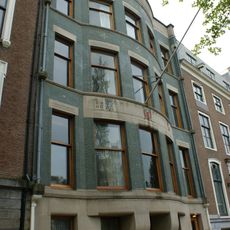Kantoorgebouw met eensgezinswoning in een verstrakte Art Nouveau-stijl