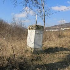 Podstavec s ulomeným křížem jižně od Šepetel