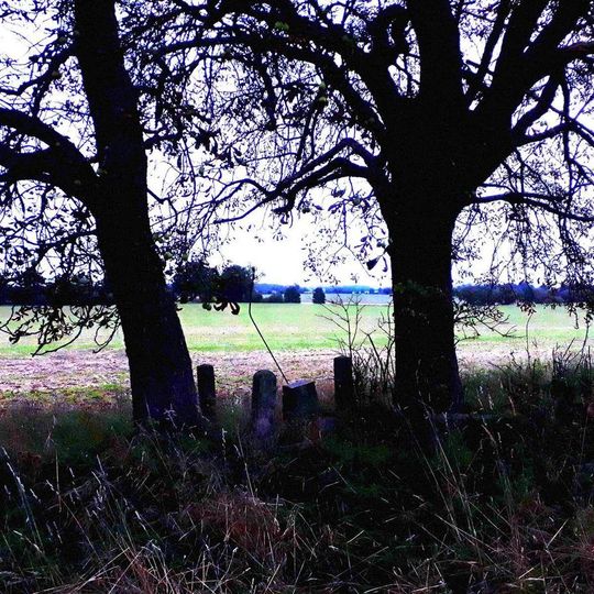 Kříž severně od Dírné u cesty do Chocemic