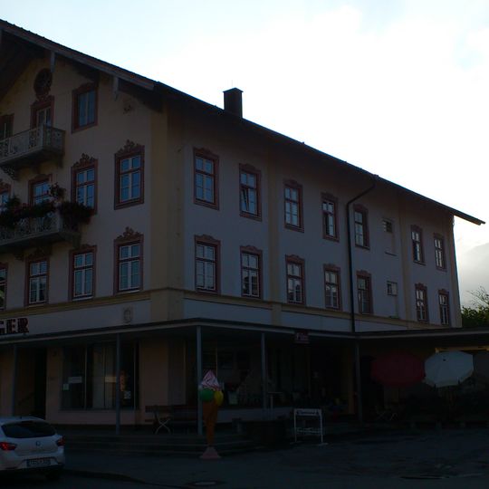 Wohn- und Geschäftshaus