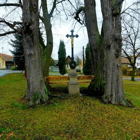Kříž na návsi v Borovsku
