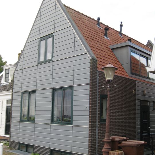 Houten huis. Uitwendig aspect, met puntvormig voorschot, 19e-eeuws