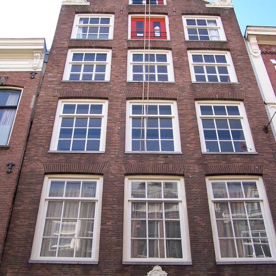 Pand met klokgevel met louis xv gevelsteen