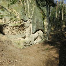 Skalní reliéf Zjevení svatého Huberta u lesní cesty v Brništi