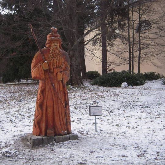 Socha Praděda u Obecního úřadu v Karlově Studánce