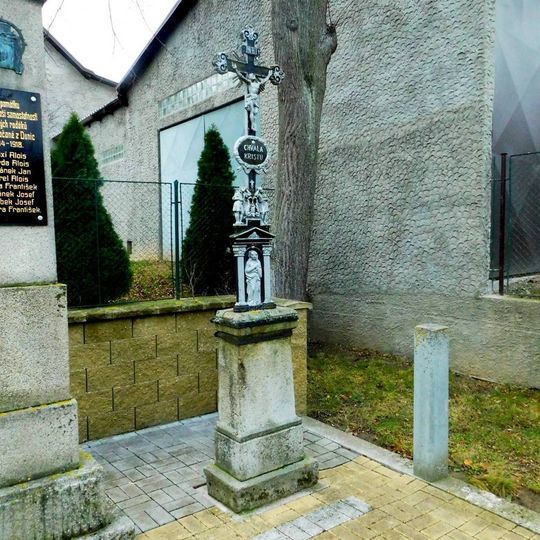 Kříž u pomníku padlým v Dunicích