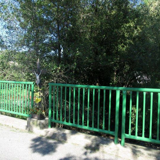 Kříž v Modleticích nad Mlýnským potokem