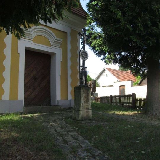 Kříž u kaple v Lipici