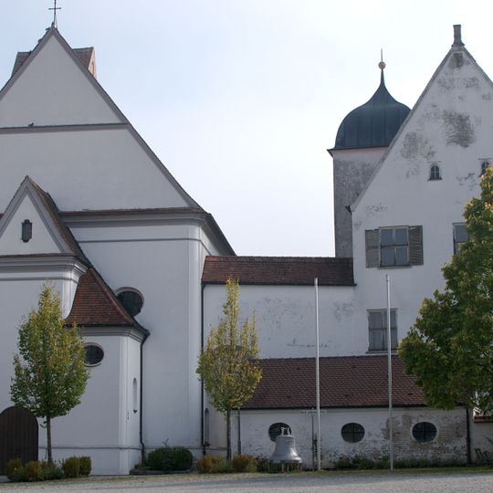 Ensemble Pfarrkirche St. Martin und Fuggerschloss.