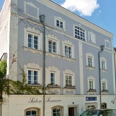 Wohn- und Geschäftshaus