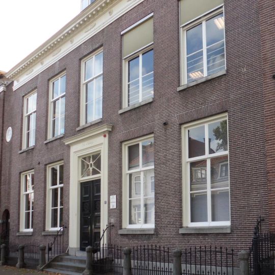 Pastorie. Regelmatig woonhuis, ingang in het midden gelegen met aan iedere zijde twee vensters