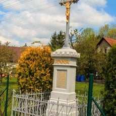 Kříž v České Rybné ve středu obce