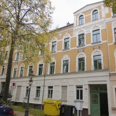 Mietshaus in geschlossener Bebauung mit Vorgarten Gustav-Adolf-Straße 30