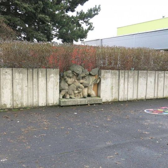 Sousoší Dětský karneval u školy v Maršovské ulici v Trnovanech