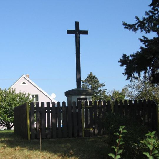 Pamětní kříž u zvoničky v parku v Jiřicích