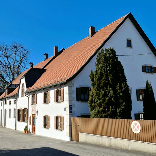 Zweigeschossiger langgestreckter Satteldachbau