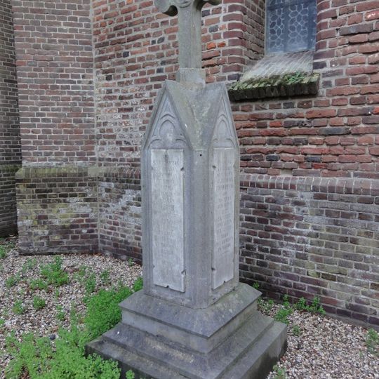 Privé-begraafplaats van de familie Van den Bergh: grafmonument