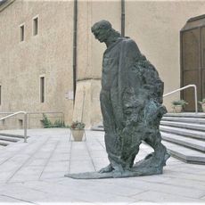 Socha Poutník u Domu kultury v Litoměřicích