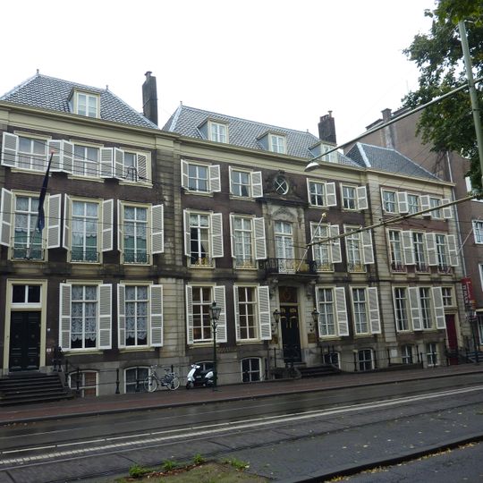 Pand oorspronkelijk een geheel met de nrs. 14 en 15