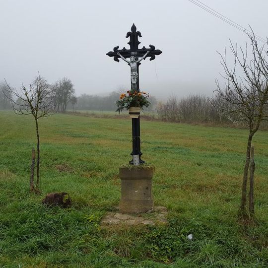 Kříž u silnice jižně od Hředlí