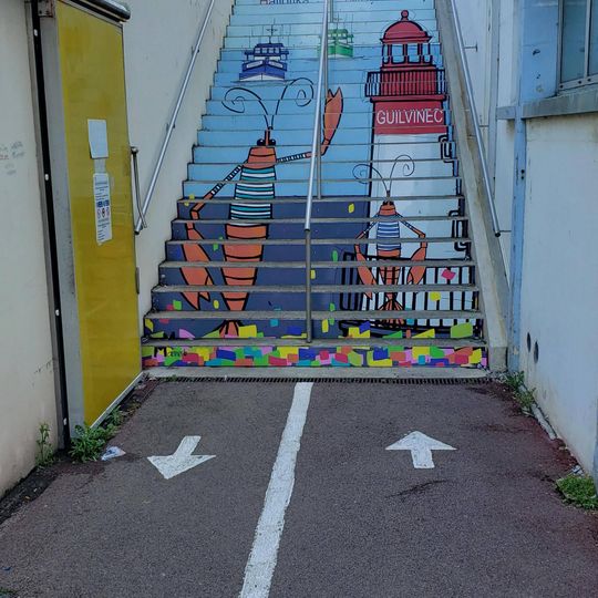 Fresque éclatée sur contre-marches de l'escalier.