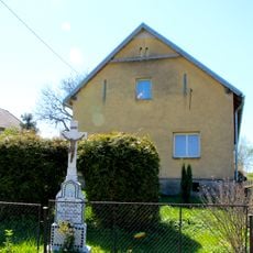 Kříž v Rusíně střed obce