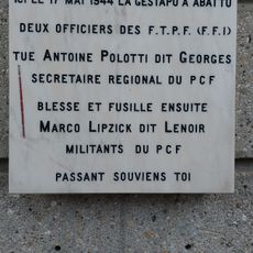 Ici le 17 mai 1944, la Gestapo a abattu deux officiers des F.T.P.F (F.F.I), tué Antoine Polotti dit Georges, secrétaire régional du PCF, bléssé et fusillé ensuite Marco Lipzick, dit Lenoir, militants du PCF. Passant souviens-toi.