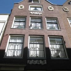 Pand met gevel vormt groep met nr 11