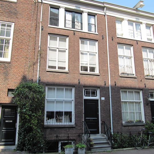 Pand met gevel onder rechte lijst met doristisch drielicht op de tweede verdieping