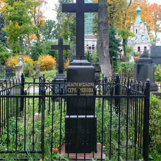 Захоронения с надгробием Серебряковых
