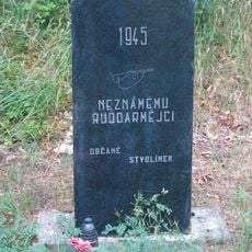 Pomník padlému rudoarmějci u silnice z Kravař do Stvolínek