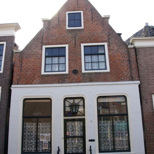 Pand met eenvoudige laat 17e-eeuwse puntgevel