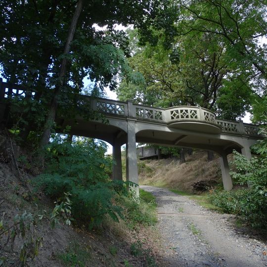 Historický most v botanické zahradě Malešice