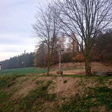 Kříž západně od Svatonic