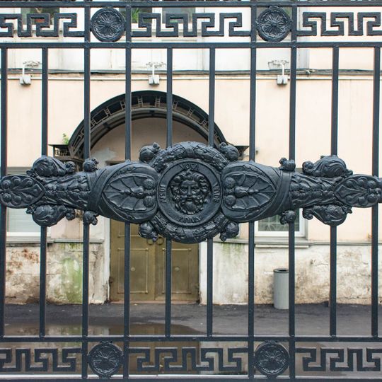 2-я Бауманская улица 5, Ограда с двумя воротами