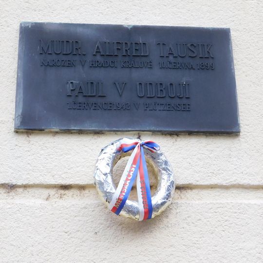 Pamětní deska Alfréda Tausika na domě Charlese de Gaulla 627/6 v Bubenči