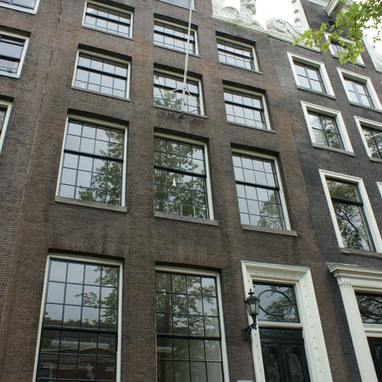 Pand met halsgevel met hoornblazende trizonen als vleugelstukken