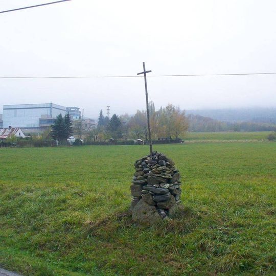 Kříž u rozcestí ke koupališti v Kamenickém Šenově