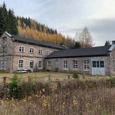 Ehemalige Holzschleiferei mit Wasserkraftanlage (Nr. 1, über T-förmigem Grundriss, später Elektrizitätswerk) sowie Wohnhaus (Nr. 2) mit angebautem Nebengebäude und Einfriedung Albertsthal 1; 2