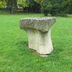 Kamenná plastika Parkomorka obecná v Pietním parku v Litvínově