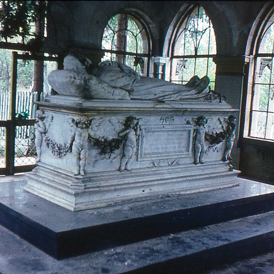 Могила и надгробие Е.Е. Угетти -1907), певицы