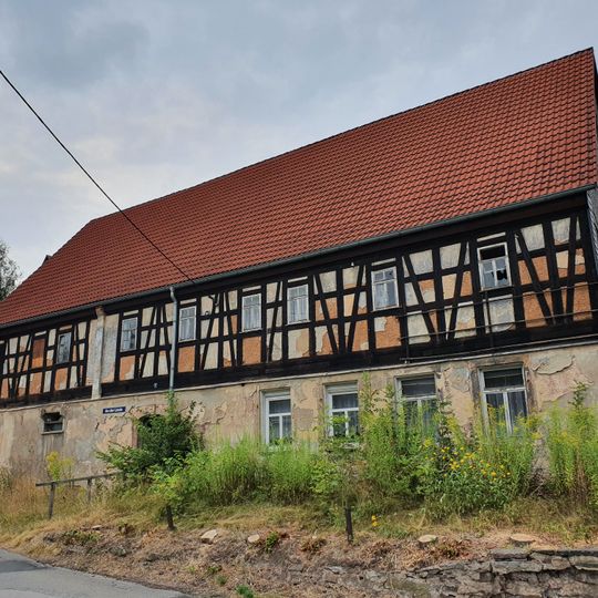 Gasthof mit Wohnstallhaus mit Vorgarten , Gasthaus und Seitengebäude  An der Linde 2