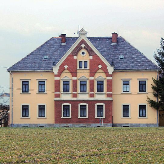 Wohnhaus eines Vierseithofes und Betkreuz Paßditz 2
