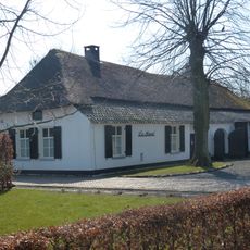 Boerderij van het Kempische langgeveltype, onder rieten wolfdak met voet van pannen