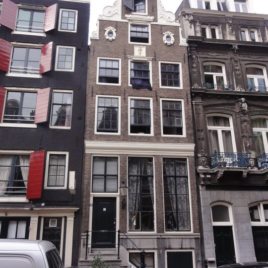 Pand met halsgevel met oeils-de-boeuf en gevelsteen