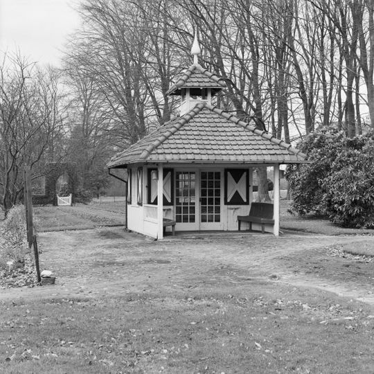 Zonnebeek: hölzerner Teepavillon auf viereckigem Grundriss, Glockenstuhl
